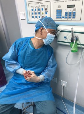 5000米海拔的手術室里,醫生邊吸氧邊手術