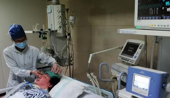 06年浙江男孩無法呼吸,父母擔球5000萬次供氧,用手為兒續命5年